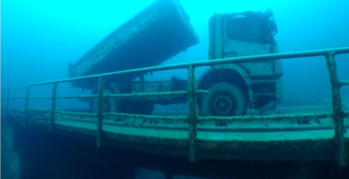 LKW am Rüttler im Hemmoor Kreidesee