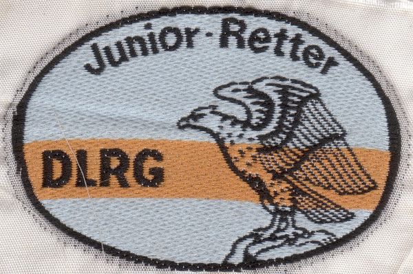 Lizenziert unter CC BY-SA 3.0 Deed <br>https://creativecommons.org/licenses/by-sa/3.0/deed.de<br>Quelle: https://de.m.wikipedia.org/wiki/Datei:DLRG_Junior-Retter.JPG#globalusage